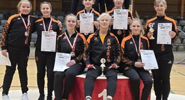 Das Team bei den „danish open“: Kampfrichter Ole Casprowitz und Kampfrichterin Marla Axt (hinten), Frieda Baldin, Lavina Perk, Emma Ewald, Coco Gerstenberg, Katinka Walter (Mitte v. lks.), Torva Franz, Andra Franz, Liva Walter (vorne v. lks.).