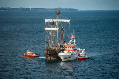 Die Seenotretter trainieren am kommenden Samstag bei einer Übung vor Neustadt mit dem Hanseschiff „Lisa von Lübeck“ - hier bei einer Übung im Spätsommer 2025 - und Rettungskräften an Land.