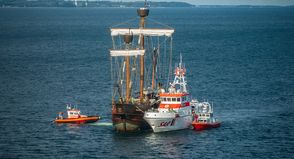 Die Seenotretter trainieren am kommenden Samstag bei einer Übung vor Neustadt mit dem Hanseschiff „Lisa von Lübeck“ - hier bei einer Übung im Spätsommer 2025 - und Rettungskräften an Land.