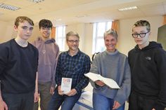 „Der Ausflug ins Gericht war bisher unser coolster“, sagt Joris (re.) und Ismail und Philipp (li.) stimmen zu, zur Freude von Richterin Anja Farries und Lars Steinmann.