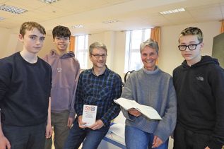 „Der Ausflug ins Gericht war bisher unser coolster“, sagt Joris (re.) und Ismail und Philipp (li.) stimmen zu, zur Freude von Richterin Anja Farries und Lars Steinmann.