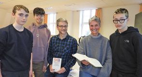 „Der Ausflug ins Gericht war bisher unser coolster“, sagt Joris (re.) und Ismail und Philipp (li.) stimmen zu, zur Freude von Richterin Anja Farries und Lars Steinmann.