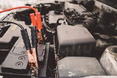 Eiskratzer, Handschuhe, Decke, Taschenlampe und Starthilfekabel gehören im Winter in jeden Kofferraum. So ist man auch bei Schnee und Minusgraden bestens vorbereitet.