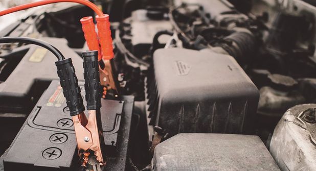 Eiskratzer, Handschuhe, Decke, Taschenlampe und Starthilfekabel gehören im Winter in jeden Kofferraum. So ist man auch bei Schnee und Minusgraden bestens vorbereitet.