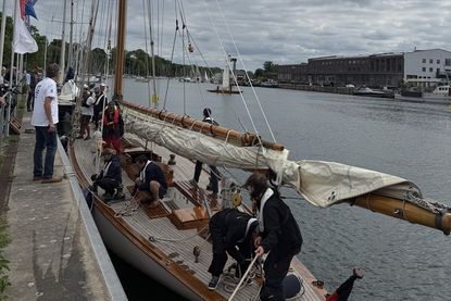 Letzte Handgriffe nach der Regatta: Das „Team Heti“ macht die originale Max-Oertz-Yacht wieder am Kai fest.