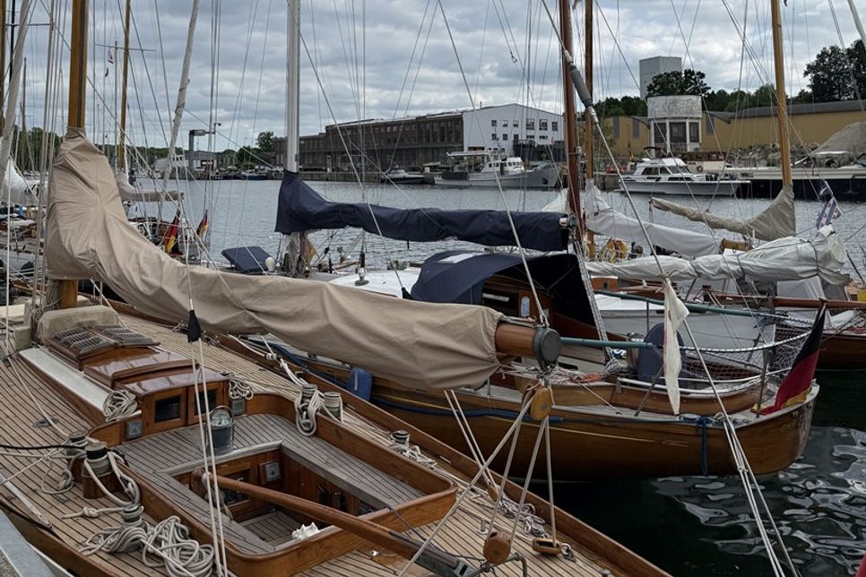 Dicht an dicht lagen die liebevoll gepflegten Klassiker im Neustädter Hafen.