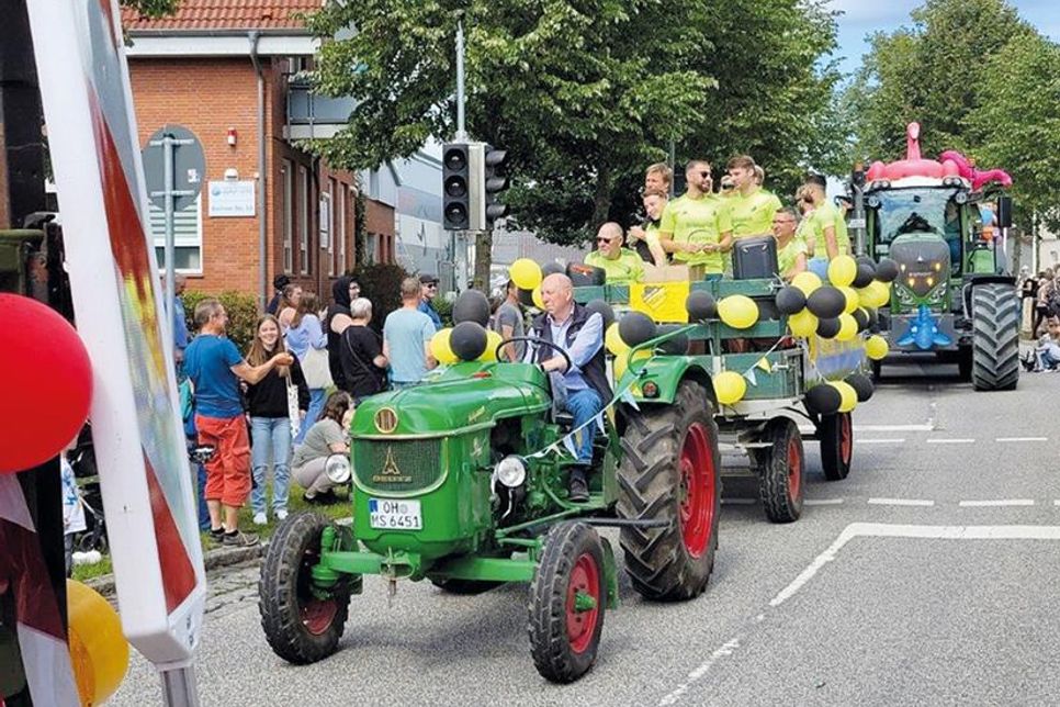 Mit der bunten Parade wird das Dorffest eröffnet.