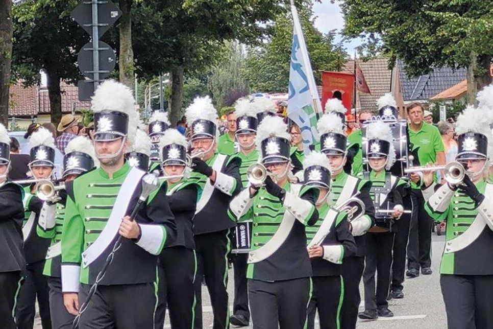 Musikalisch begleitet von der Jugend Brass Band Lübeck geht es durch die geschmückten Straßen von Sereetz.