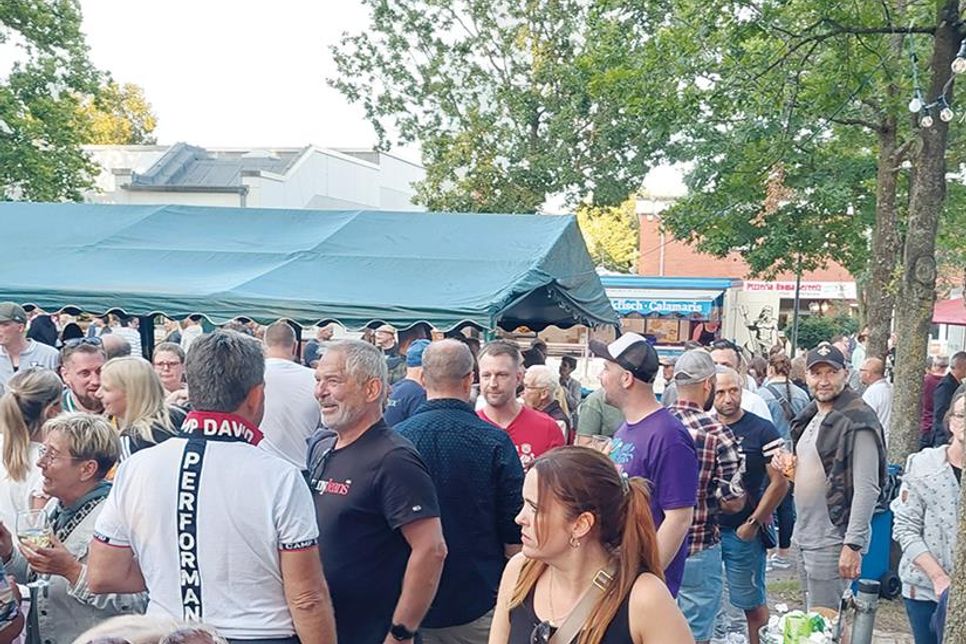 Beim Dorffest in Sereetz herrscht traditionell reges Treiben auf dem Dorfplatz.