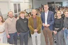 Unter der Moderation von Luana (li.), Beeke (2. v.r.) und Johanna (re.)  stellten sich Niclas Dürbrook (SPD) (2. V.l.), Tom Schröder (FDP), Volker Schurrbusch (AfD) und Sebastian Schmidt (CDU) den Fragen der Schülerinnen und Schüler.