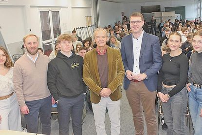 Unter der Moderation von Luana (li.), Beeke (2. v.r.) und Johanna (re.)  stellten sich Niclas Dürbrook (SPD) (2. V.l.), Tom Schröder (FDP), Volker Schurrbusch (AfD) und Sebastian Schmidt (CDU) den Fragen der Schülerinnen und Schüler.