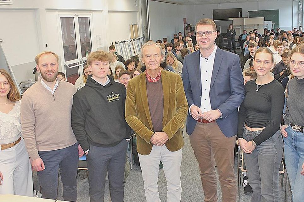 Unter der Moderation von Luana (li.), Beeke (2. v.r.) und Johanna (re.)  stellten sich Niclas Dürbrook (SPD) (2. V.l.), Tom Schröder (FDP), Volker Schurrbusch (AfD) und Sebastian Schmidt (CDU) den Fragen der Schülerinnen und Schüler.