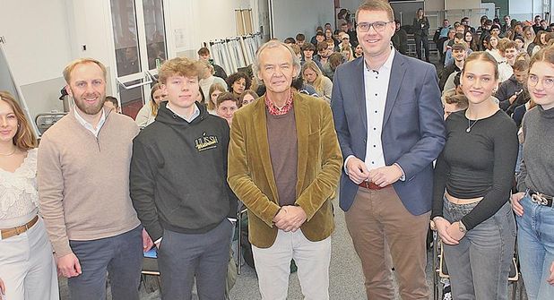 Unter der Moderation von Luana (li.), Beeke (2. v.r.) und Johanna (re.)  stellten sich Niclas Dürbrook (SPD) (2. V.l.), Tom Schröder (FDP), Volker Schurrbusch (AfD) und Sebastian Schmidt (CDU) den Fragen der Schülerinnen und Schüler.