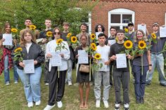 AWO-Koordinatorin Yvonne Ittermann (2.v.r.) überreichte den Kursteilnehmern am 18. Juli Sonnenblumen und Zertifikate zur bestandenen Sprachprüfung.