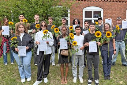 AWO-Koordinatorin Yvonne Ittermann (2.v.r.) überreichte den Kursteilnehmern am 18. Juli Sonnenblumen und Zertifikate zur bestandenen Sprachprüfung.