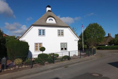 Früher hatten die Wege im Dorf noch keine Namen. Die Häuser bekamen Nummern, oft in der zeitlichen Reihenfolge, in der sie gebaut wurden. Das jetzt vom Heimat- und Kulturverein ausgezeichnete Haus war laut einem im Landesarchiv in Gottorf gefundenen Dokument schon im Jahre 1776 im Besitz von Claus Prüß.
