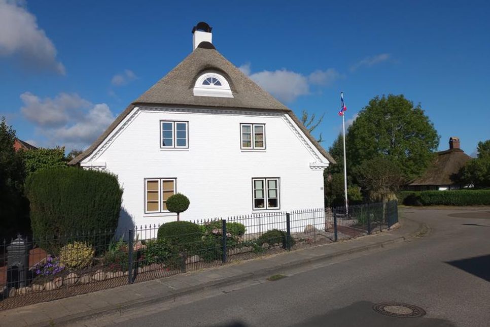 Früher hatten die Wege im Dorf noch keine Namen. Die Häuser bekamen Nummern, oft in der zeitlichen Reihenfolge, in der sie gebaut wurden. Das jetzt vom Heimat- und Kulturverein ausgezeichnete Haus war laut einem im Landesarchiv in Gottorf gefundenen Dokument schon im Jahre 1776 im Besitz von Claus Prüß.