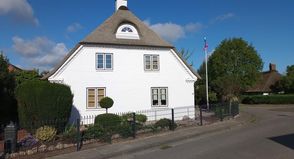 Früher hatten die Wege im Dorf noch keine Namen. Die Häuser bekamen Nummern, oft in der zeitlichen Reihenfolge, in der sie gebaut wurden. Das jetzt vom Heimat- und Kulturverein ausgezeichnete Haus war laut einem im Landesarchiv in Gottorf gefundenen Dokument schon im Jahre 1776 im Besitz von Claus Prüß.