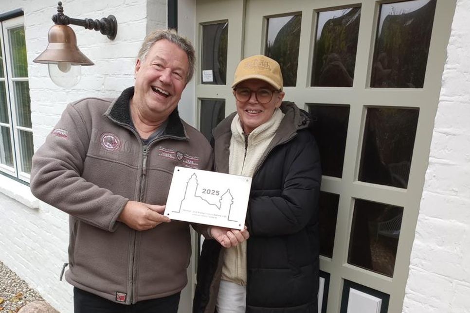 Das Haus an der Langen Wiese 5 dürfte älter als 250 Jahre sein. Damals gab es in Dahme 35 Häuser. Die jetzigen Besitzer Nikola und Matthias Walther wurden für ihre liebevolle Restaurierung und damit der Bewahrung eines kulturhistorischen Schatzes ausgezeichnet.