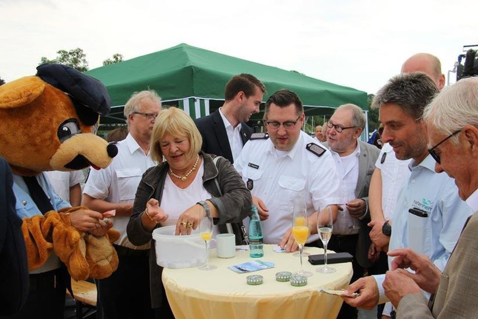 Die geladenen Gäste des Jubiläumsempfangs kauften eifrig Lose, die zugunsten des Kinderzentrums Pelzerhaken verkauft wurden.