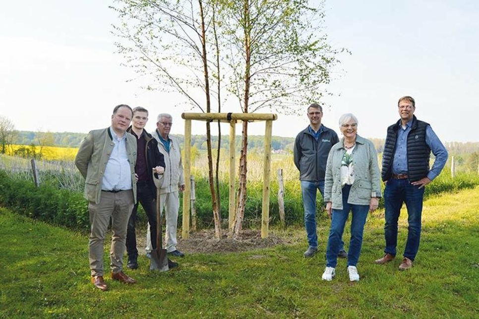 Freuten sich mit Curaus Dorfvorsteher Henning Wilcken (rechts) über ihre dritte Baumpflanzung: Die Beiratsmitglieder Tim Techau, Florian Hamelau, Manfred Klimm, Klaus Pritschau und Anke Last.