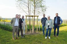 Freuten sich mit Curaus Dorfvorsteher Henning Wilcken (rechts) über ihre dritte Baumpflanzung: Die Beiratsmitglieder Tim Techau, Florian Hamelau, Manfred Klimm, Klaus Pritschau und Anke Last.