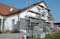 Erst planen, dann sanieren: Eine fundierte Energieberatung bildet die Basis für die entsprechenden Maßnahmen. Foto: djd