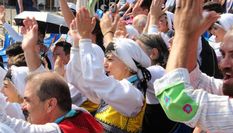 Neustadt feiert das 30. europäische folklore festival.