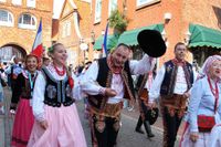 Neustadt feiert das 30. europäische folklore festival.