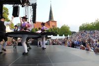 Neustadt feiert das 30. europäische folklore festival.