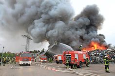 Am Dienstagmorgen kam es zu einem Großbrand auf dem Betriebsgelände der Firma Milon in Lensahn. Mehrere Tonnen von Metallschrott und auch Elektrogeräte stehen in Flammen. Mit einem Großaufgebot waren die umliegenden Feuerwehren vor Ort.
