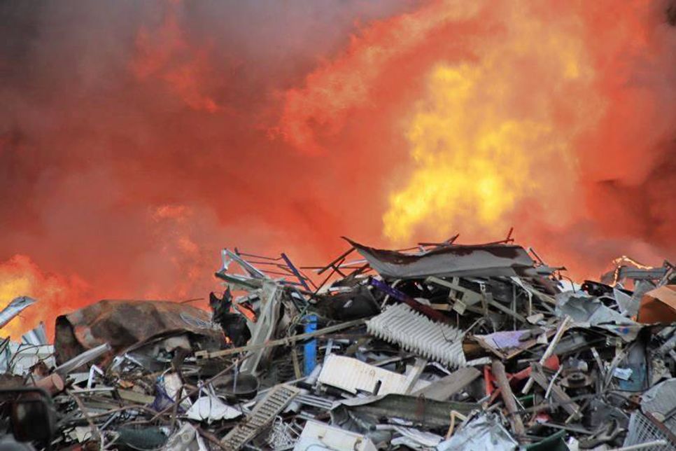 Mehrere Tonnen von Metallschrott und auch Elektrogeräte standen in Flammen.