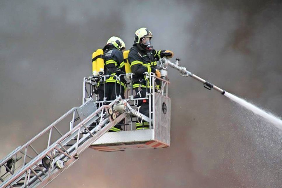 Explodierende Gasflaschen und Elektrogeräte im Schrotthaufen stellten eine erhebliche Gefahr für die Einsatzkräfte dar.
