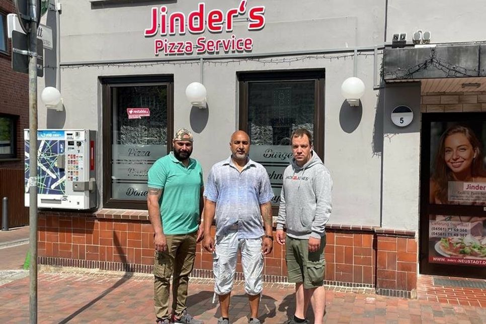 Neuer Name, gleiches Angebot: Inhaber Gurjinder „Jinder“ Singh (Mi.) mit einem Teil seines Teams.