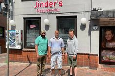 Neuer Name, gleiches Angebot: Inhaber Gurjinder „Jinder“ Singh (Mi.) mit einem Teil seines Teams.