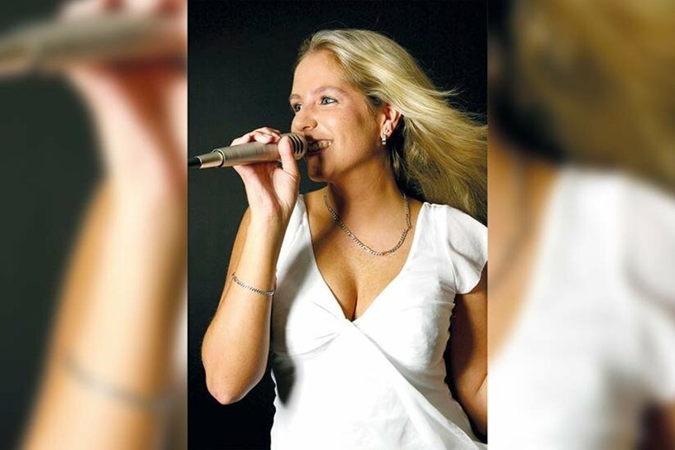 Svenja singt bekannte Schlager.