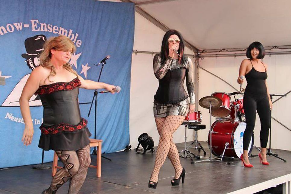 Musik, bunte Kostüme und gute Laune standen am Samstag auf dem Seebrückenplatz im Mittelpunkt.