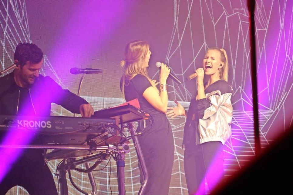 Glasperlenspiel ist ein deutsches Elektropop-Duo aus Stockach. Es besteht aus der Sängerin Carolin Niemczyk (re.) und dem Sänger und Keyboarder Daniel Grunenberg. Bei Auftritten werden sie von weiteren Musikern unterstützt.