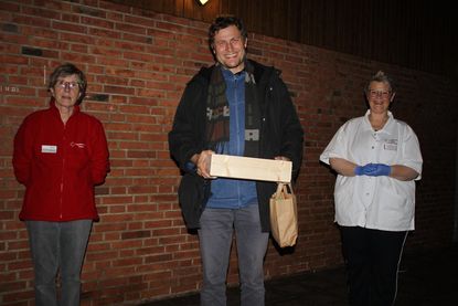 1. Vorsitzende DRK Lensahn Ingrid Graaf, Jubiläumsspender Dr. Gregor Ciemnyjewski und Arzthelferin Bianka Noack (v. lks.).