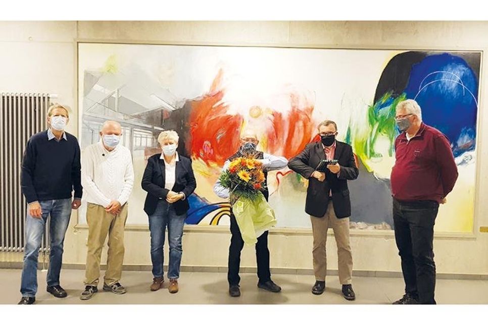 Nach der Versammlung erfolgte die Ernennung zum Ehrenmitglied und Übergabe eines Buchpräsents durch den Vorstand. Das frisch ernannte Ehrenmitglied Ferdinand Schöppich (mit Blumenstrauß in der Mitte) mit Wolf-Dieter Schmidt (von links), Wolfgang Dunker, Sabine Martinovs, Gerd Schuberth und Michael Konrad.