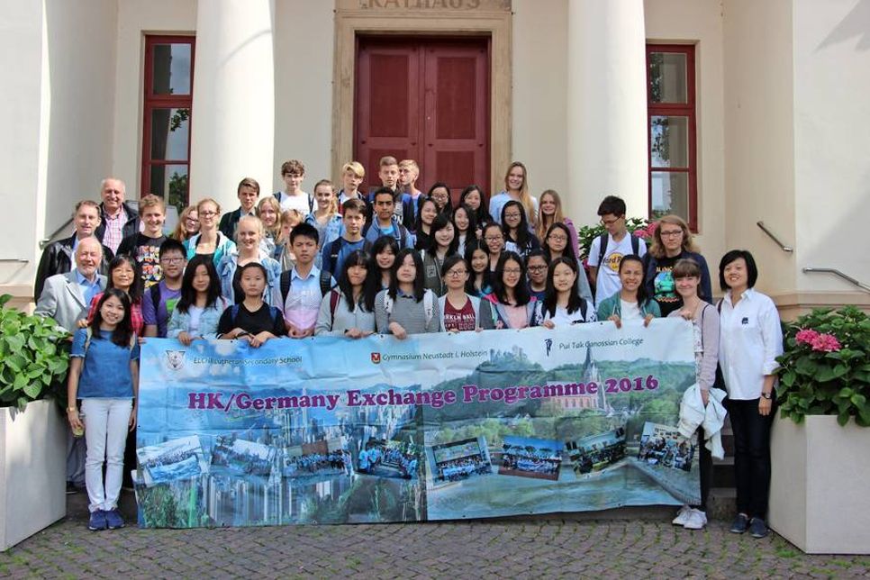 Gruppenfoto vor dem Rathaus.