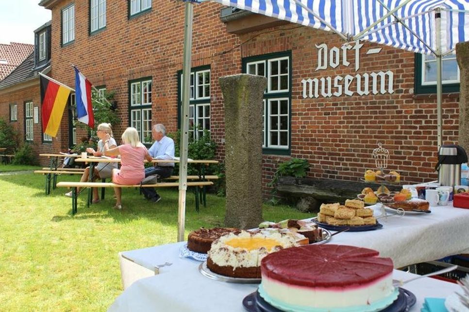 Das Museums-Café im Dorf- und Schulmuseum Schönwalde öffnet erstmals am 29. Mai von 14 bis 18 Uhr wieder seine Türen für Gäste, die hausgemachte Kuchen und Torten in oder vor der alten Dorfschule aus dem Jahr 1823 genießen können.