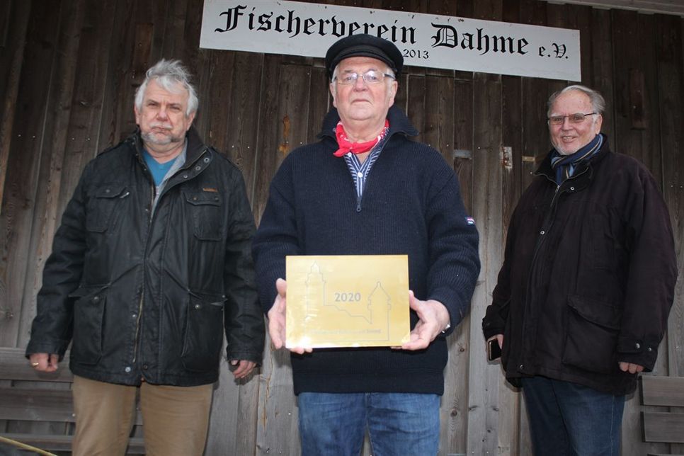 Sven Rohr, Rudi Höppner und Jürgen Möller (v. lks.) bei der Verleihung vor dem Fischerhaus am Nordstrand.