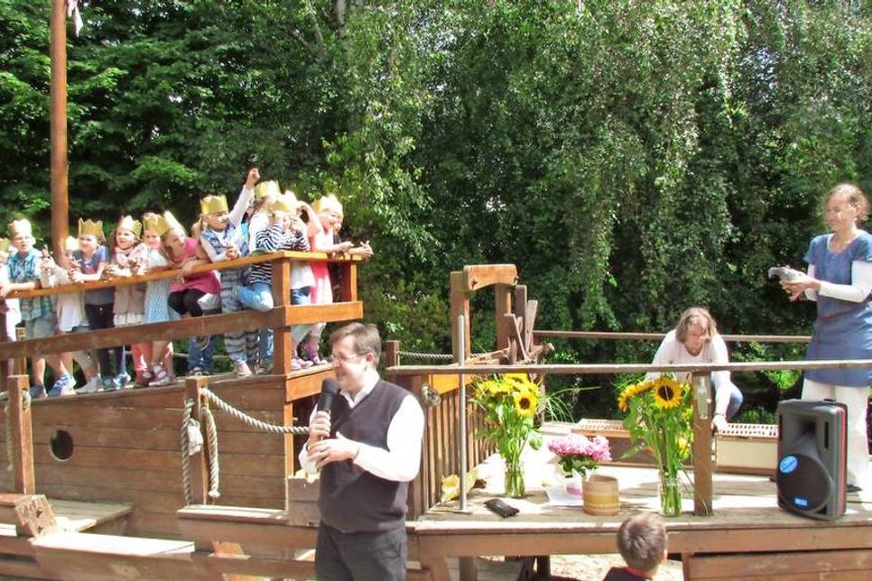 Die zukünftigen Schulkinder mit Pastor Knut Nippe.