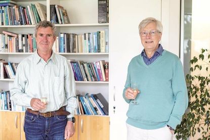 Prof. Paul Rainey, Geschäftsführender Direktor des Plöner Max-Planck-Instituts für Evolutionsbiologie, verabschiedete Prof. Diethard Tautz, Direktor der Abteilung für Evolutionsgenetik, in den Ruhestand (v. l.).