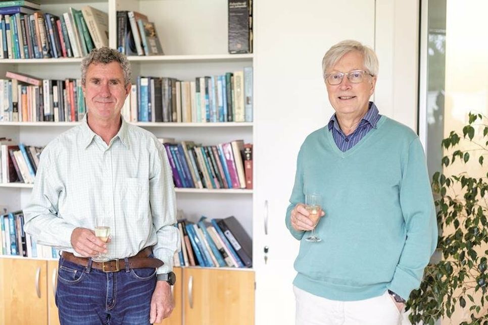 Prof. Paul Rainey, Geschäftsführender Direktor des Plöner Max-Planck-Instituts für Evolutionsbiologie, verabschiedete Prof. Diethard Tautz, Direktor der Abteilung für Evolutionsgenetik, in den Ruhestand (v. l.).