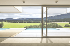 Die Wahl der richtigen Terrassentür ist ein Schlüsselelement bei der Planung Ihres Traumhauses oder bei der Renovierung Ihrer jetzigen Wohnung. Im Folgenden finden Sie einen detaillierten Leitfaden, der Ihnen bei der Wahl zwischen drei Arten von Terrassentüren hilft.