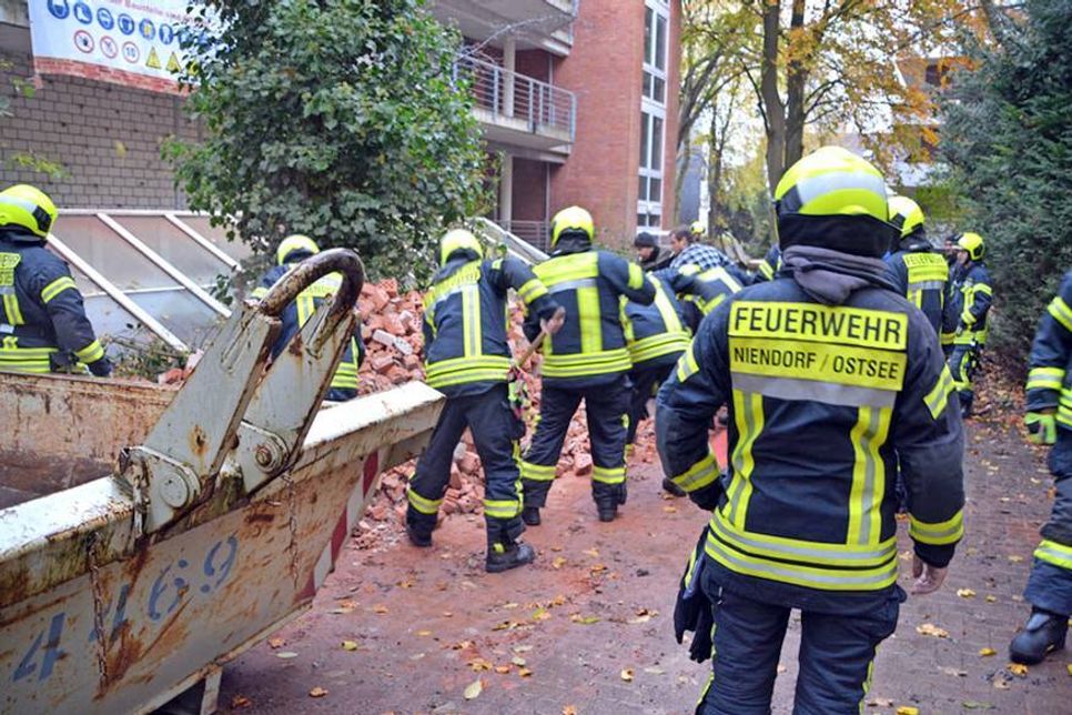Feuerwehr und Rettungsdienst retteten einen verletzten Arbeiter aus einem fünf Meter tiefen Schacht. (Foto: René Kleinschmidt)