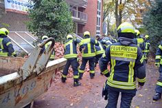 Feuerwehr und Rettungsdienst retteten einen verletzten Arbeiter aus einem fünf Meter tiefen Schacht. (Foto: René Kleinschmidt)