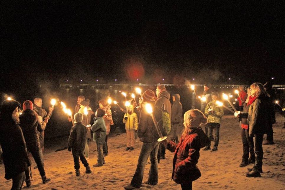 Fackelwanderungen an der Ostsee mit Frans IJben. (Foto: TSNT)
